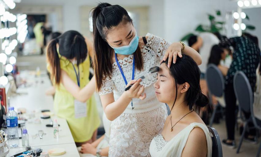 熙熙美妆提供私密上门一对一化妆美甲服务